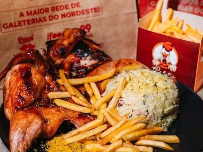 Mesa farta com galeto especial na brasa, baião de dois cremoso, três linguiças e batata frita