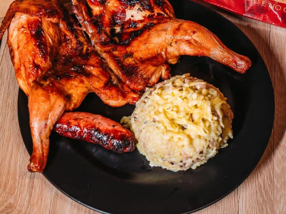 Galeto assado na brasa com baião de dois cremoso e linguiça toscana